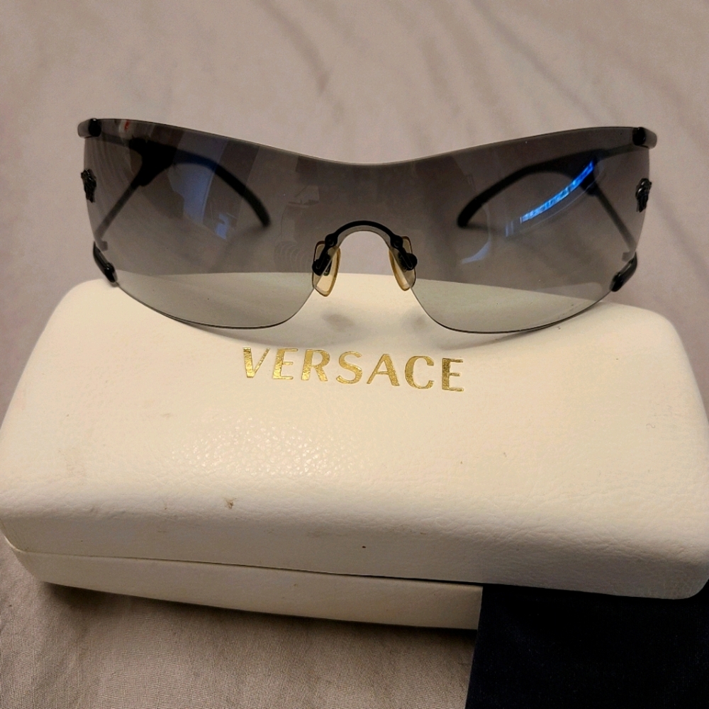 VERSACE 2052 Sunglasses in color 10098G